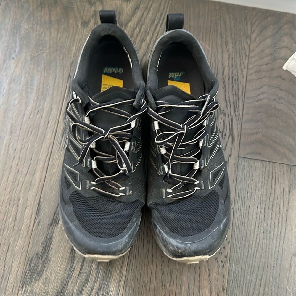 Black La Sportiva mountain running ergonomic shoes I pack break system